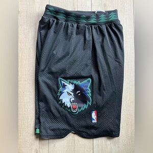 MINNESOTA TIMBERWOLVES MENS AUTHENTIC SHORTS VINTAGE BLACK SIZE L SHIPS FAST